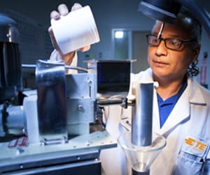 Ingeniero de TE en el laboratorio de ciencia de materiales de TE